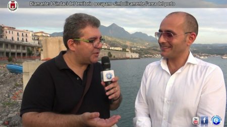 Il Sindaco di Diamante Ernesto Magorno insieme agli altri Sindaci dei Comuni del territorio occupano l’area del porto- Video/Interviste