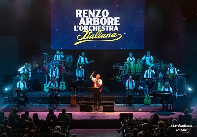 Diamante: Straordinario successo per Renzo Arbore e la sua Orchestra Italiana al Teatro dei Ruderi