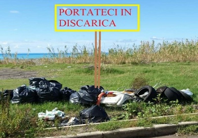 Praia a Mare: Volontari raccolgono i rifiuti, ma dopo 9 giorni nessuno li ritira