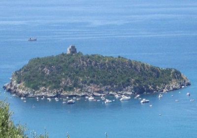 Arriva l’estate e l’Isola di Cirella ritorna ad essere invasa dalle barche. “Alleanza per Salvare il Mare” lancia l’allarme