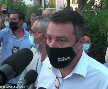 Matteo Salvini in visita a Diamante tra applausi e contestazioni – Servizio