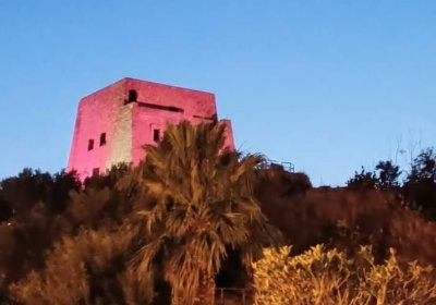 Scalea. La Torre Talao si illumina di rosa per sostenere la camapagna di sensibilizzazione di AIRC