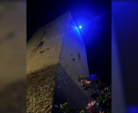 Diamante: La Torre del semaforo illuminata di blu per la Giornata mondiale dell’Infanzia e dell’Adolescenza